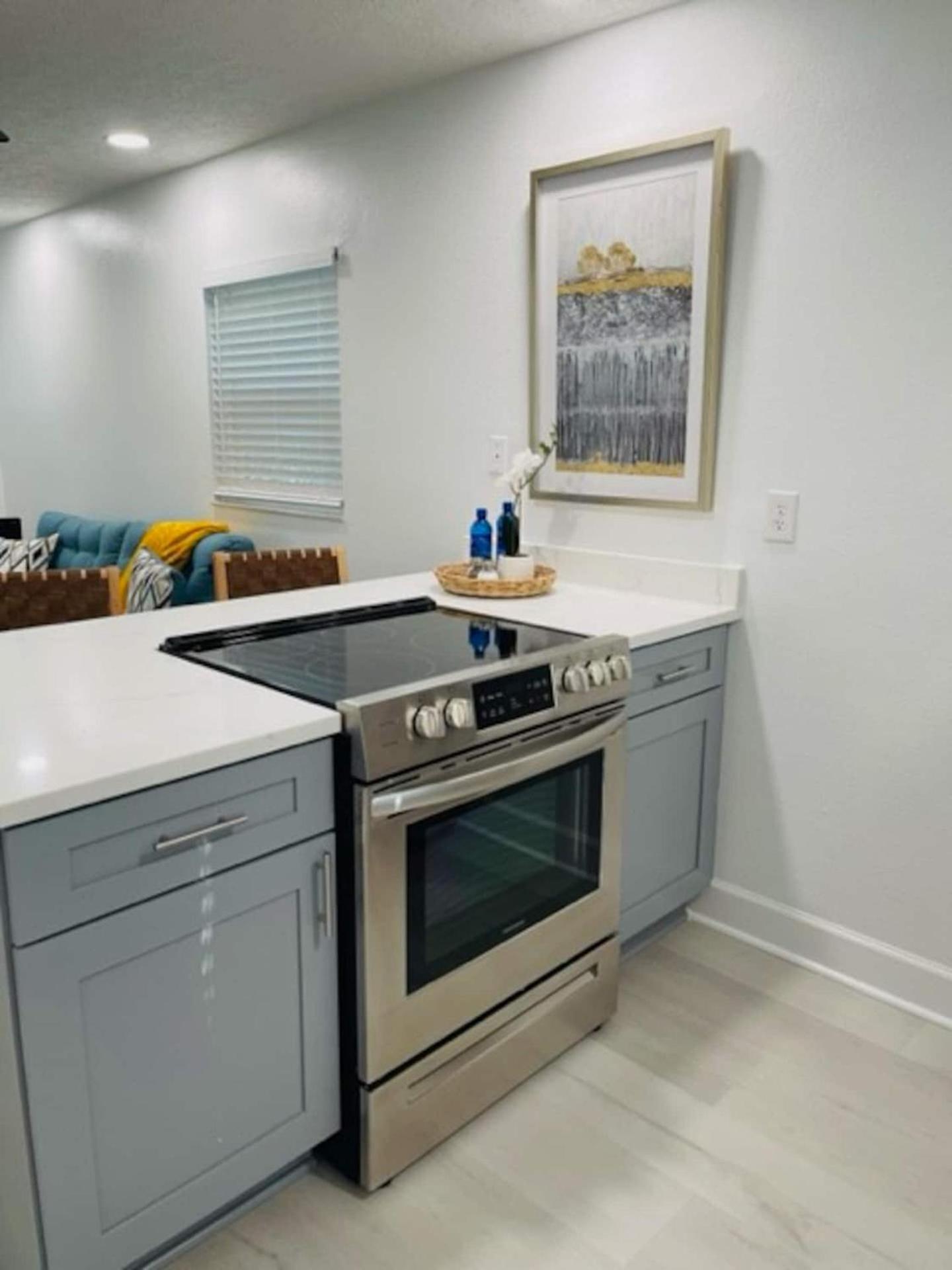Walk Everywhere! 1-Bedroom Gem In Downtown Hub Нью-Порт-Ричи Экстерьер фото