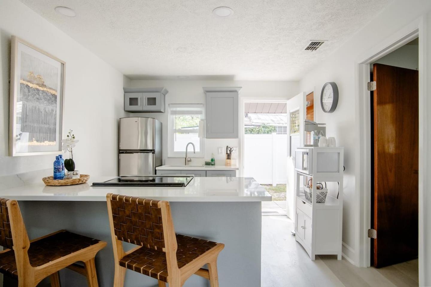 Walk Everywhere! 1-Bedroom Gem In Downtown Hub Нью-Порт-Ричи Экстерьер фото
